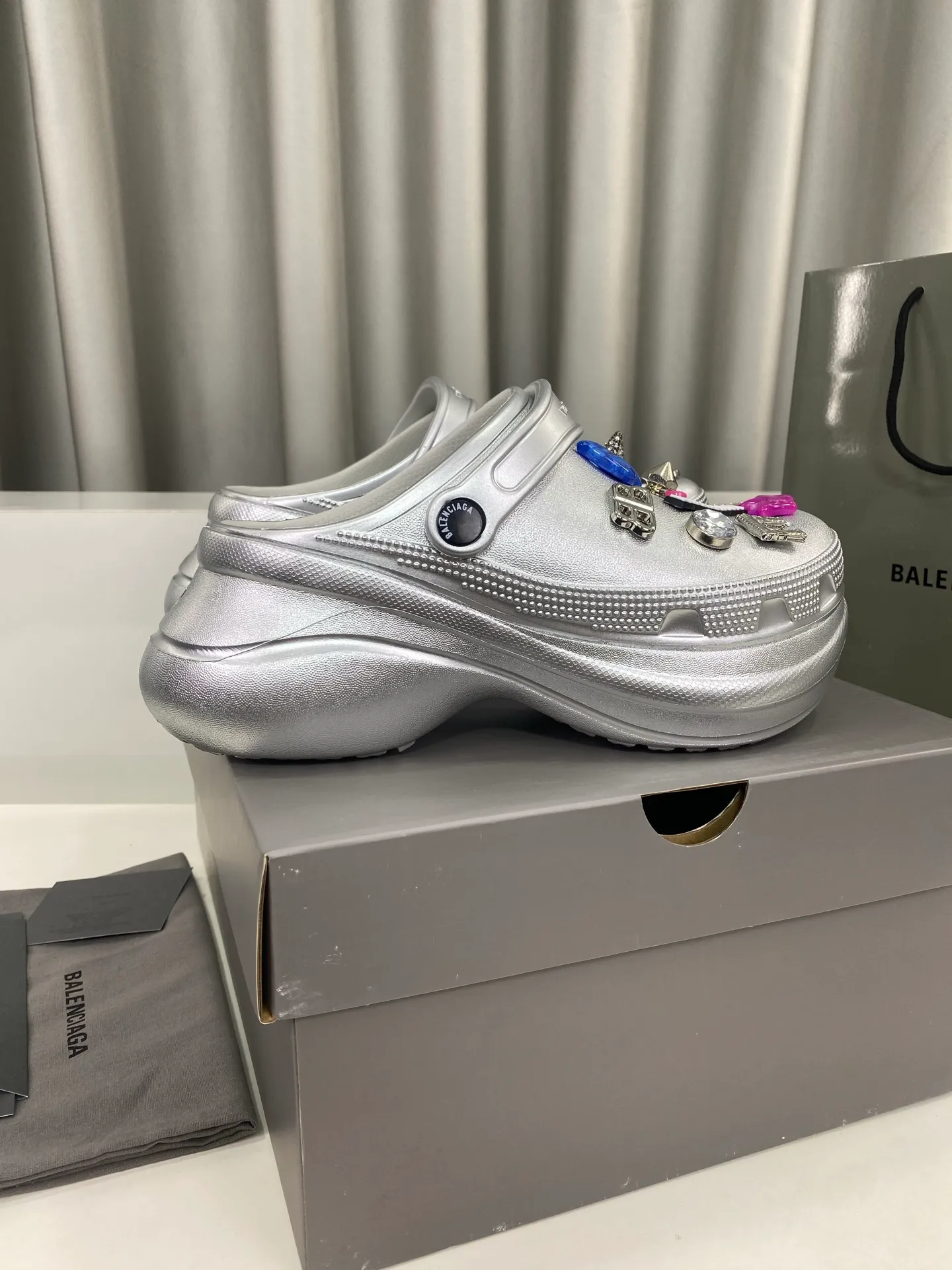 💕💕Factory direct selling price p560💕💕 Men’s and women’s Balenciaga x Crocs co-branded Crocs‼ ️ Balenciaga x Crocs' latest spring and summer couple's Crocs, a new dark horse item for spring 25, fashion bloggers at home and abroad have put on foot shows, popular on social platforms at home and abroad, fashionistas must buy, various Balenciaga element hardware buckle DIY highly brand-recognizable, heavy investment in mold making, ingenious craftsmanship, accurate restoration of every detail, original molded EVA rubber and plastic one-piece outsole, super light on the foot, 6cm outsole height, a proper heightening artifact Original complete package Size: 35-45